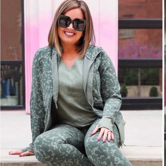 NWT | CAbi 6030 Camo  Marathon Jacket - Picture 2 of 4